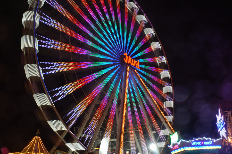 Riesenrad beim Herbstsend in Münster. Die Langzeitbelichtung bei Nieselregen verschafft einen surrealen, etwas gespenstischen Eindruck